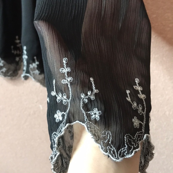 Black flowered detailed blouse - Picture 3 of 4